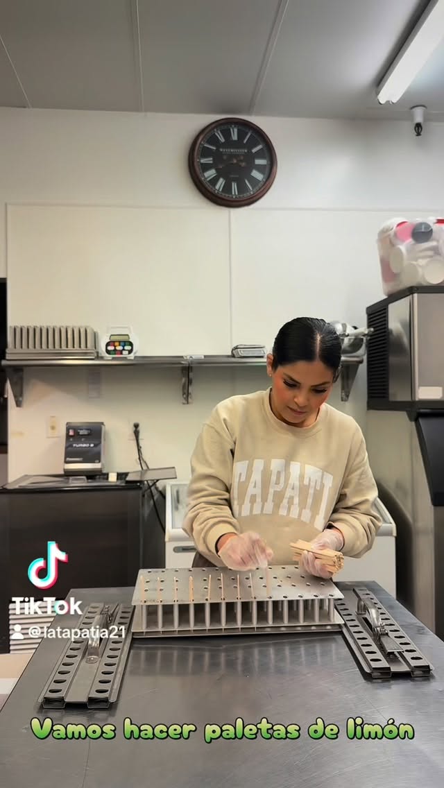 Making paletas de limon